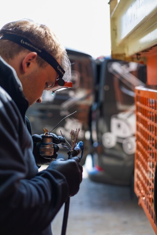 Precyzyjne naprawy wiązek elektrycznych maszyn przemysłowych i modernizacja układów UR