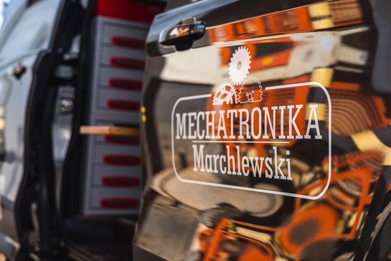 Pojazd mobilnego serwisu z kompletnym wyposażeniem diagnostycznym i zakuwarką przewodów