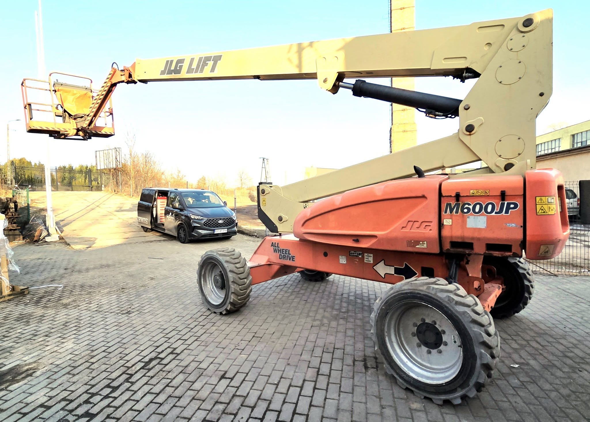 Diagnostyka i kalibracja układu przeciążenia kosza w podnośniku JLG M600JP