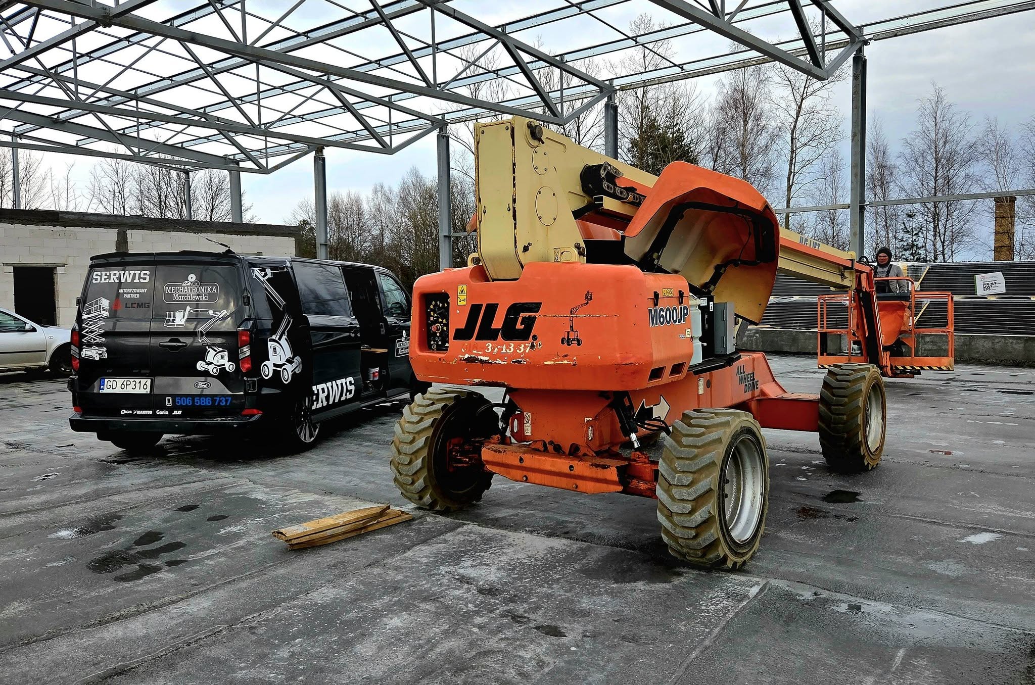 Wymiana uszczelnień krańcówek i tensometru kosza w podnośniku JLG M600JP
