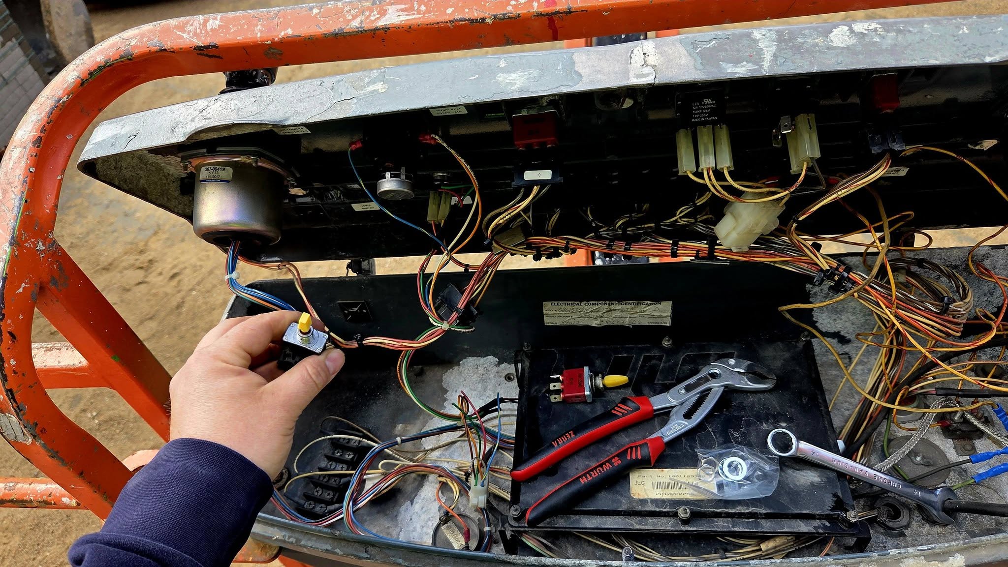 Diagnostyka instalacji elektrycznej i wymiana komponentów w podnośniku JLG E600JP