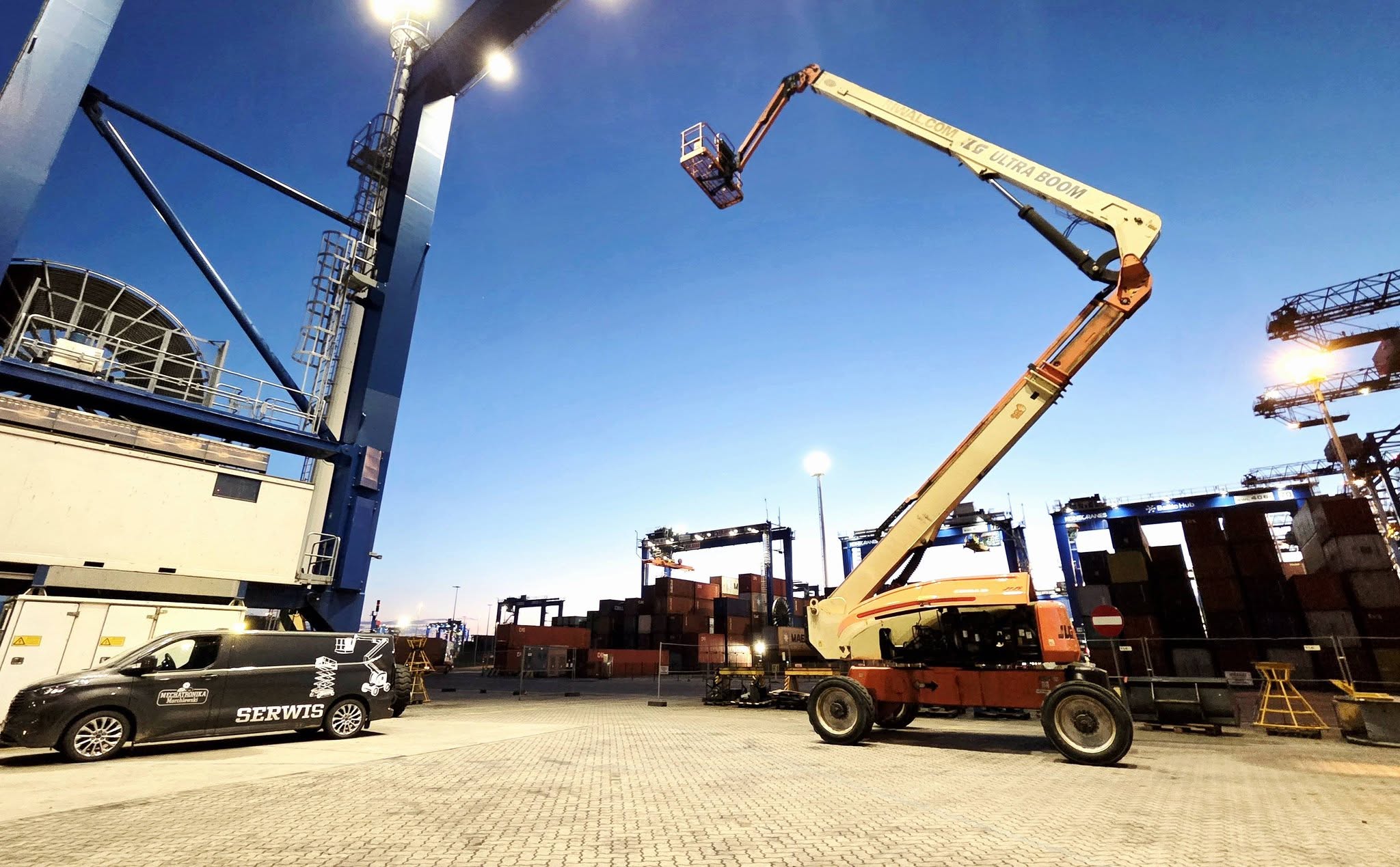 Usuwanie wilgoci z instalacji elektrycznej i kalibracja podnośnika JLG 1250AJP w terminalu